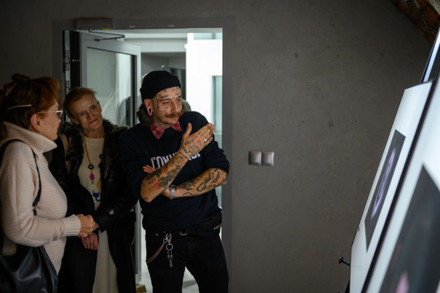 Wiktor Lekston (pierwszy z prawej) na wystawie w ramach festiwalu ArtFest 2024